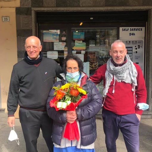 La tabaccheria di piazza Mercato compie 50 anni, e dietro al bancone c'è sempre Silvana Pironi