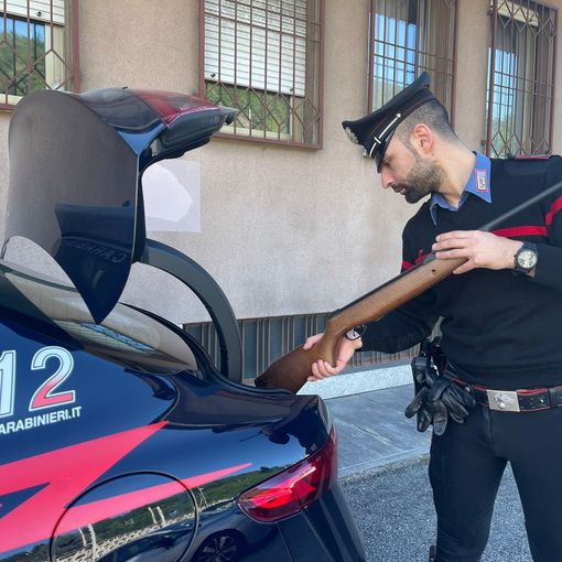 Litiga con il compagno e punta un fucile contro i carabinieri: arrestata una donna ossolana