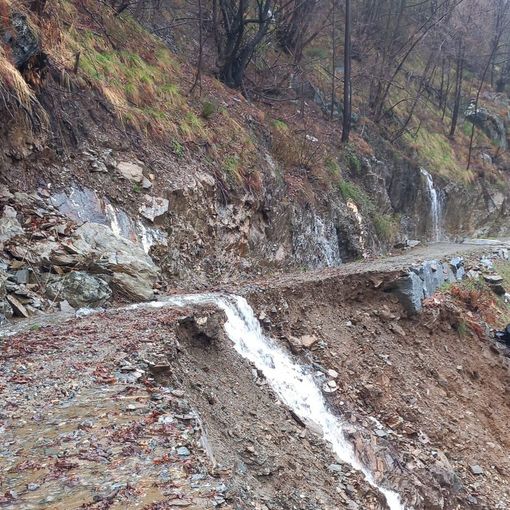 Frane e smottamenti a Montescheno, chiuse strade e sentieri