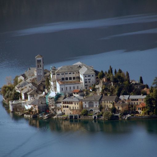 Avventura spirituale sull'isola di San Giulio: giornata di comunità con l'associazione AVAS