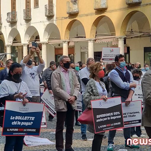 Commercianti in piazza a Novara: &quot;Vogliamo lavorare!&quot; FOTO E VIDEO