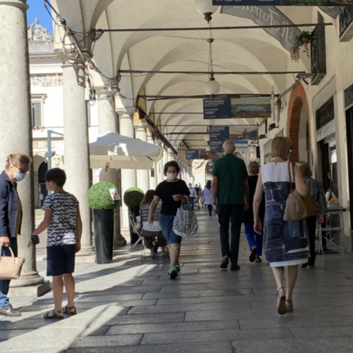 Da oggi stop alle mascherine all'aperto