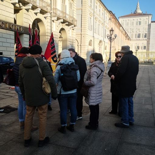 &quot;Lavoriamo 12 ore e ci mancano le posate per gli anziani&quot;. Oss in protesta contro la Regione: &quot;Scaricano emergenza su noi&quot;