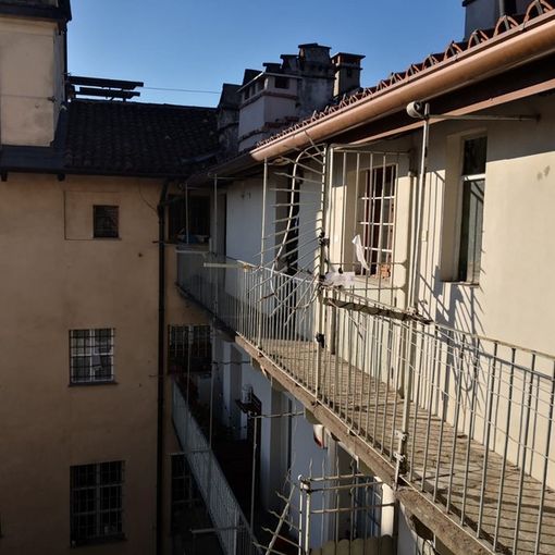 E' morta la bimba di 3 anni caduta dal quarto piano in via Milano. VIDEO