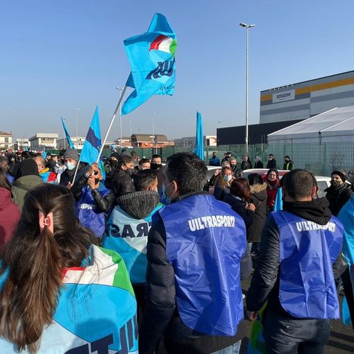 Amazon, monta la protesta dei lavoratori delle aziende fornitrici: &quot;Il colosso di Seattle si sottrae al confronto&quot;