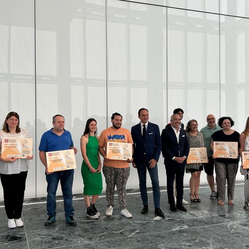 Consegnati attestati e vetrofanie agli esercenti delle botteghe dei servizi. Nel Vco sono 13