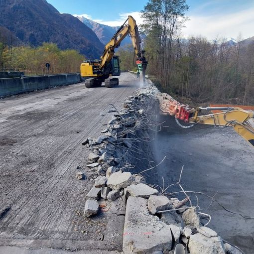 Superstrada, procedono i lavori di demolizione dei due viadotti VIDEO