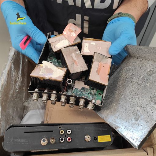 A Malpensa &quot;cocaina rosa&quot; nascosta in apparecchi elettronici. La Finanza sequestra due chili di droga e arresta due uomini. VIDEO