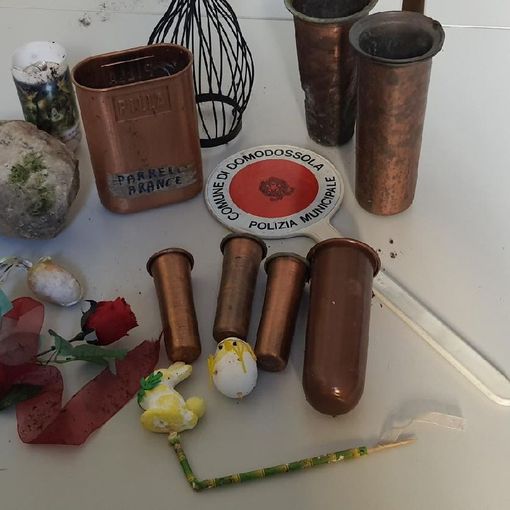 Domodossola, ancora degli arredi funebri ritrovati fuori dal cimitero