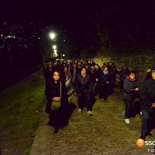 Tanti i fedeli per la via Crucis al Calvario FOTO