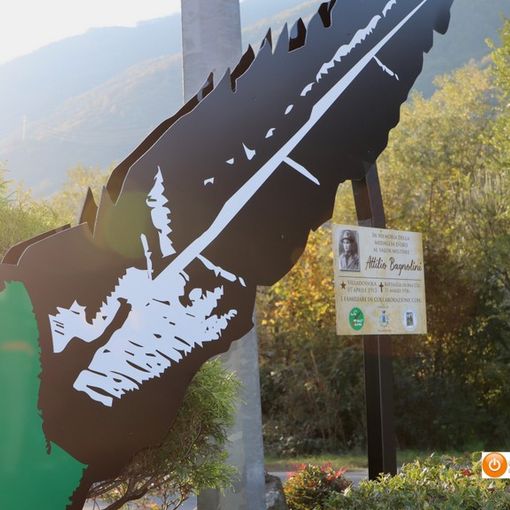 Una penna nera abbellisce la rotatoria all'entrata del Villaggio operaio   FOTO