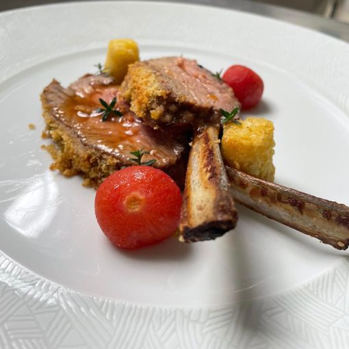 Carré d’agnello in crosta di erbe e taralli con patate al forno e pomodorini confit