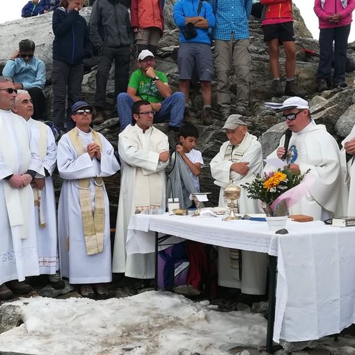 Incontro walser ai piedi della Madonna delle Nevi al Passo del Moro