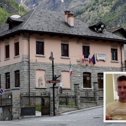 Il municipio di Antrona e nel riquadro Giovanni Montagnani