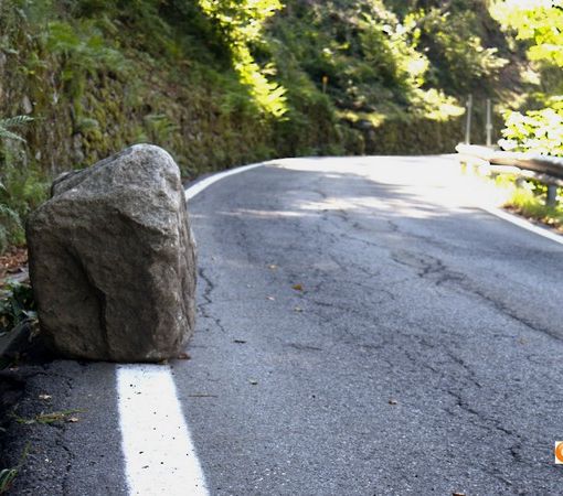 Ancora sulla strada il masso caduto 10 giorni fa ad Anzino