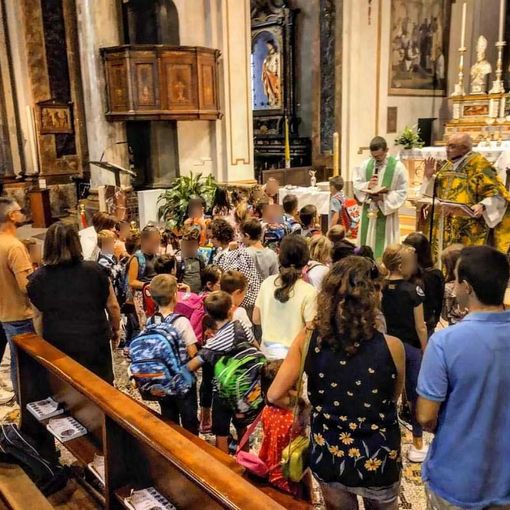 In Collegiata la benedizione degli zainetti degli alunni domesi
