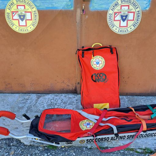 Dalle penne nere una barella per il Soccorso alpino