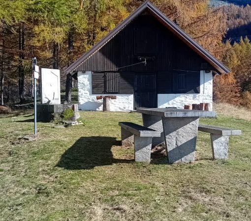 Il bivacco realizzato 40 anni fa all'alpe Pozzolo, tra Beura e Trontano