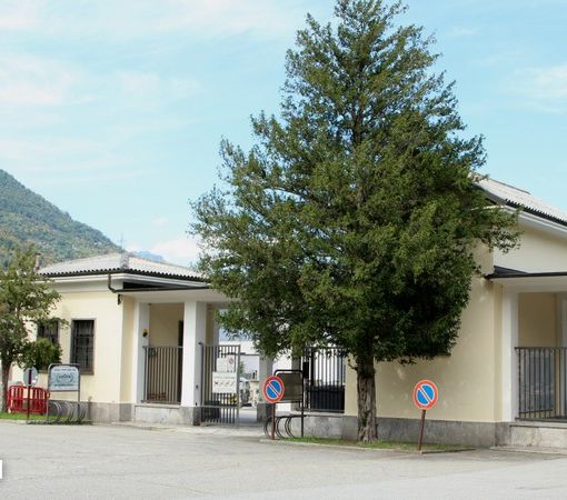 Estrae il coltello e si ferisce da solo