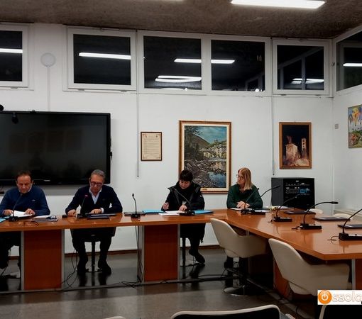 Foto: il consiglio comunale  con i banchi della minoranza vuoti