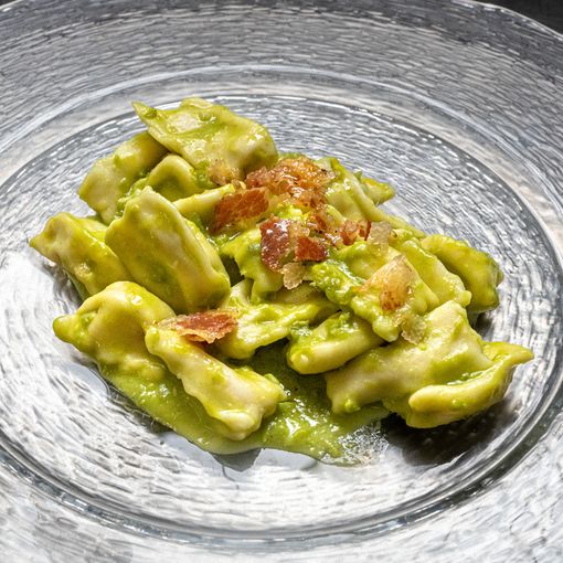 Plin di trota con crema di piselli e pancetta croccante