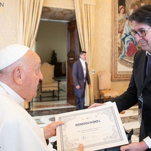 Papa Francesco membro onorario di Domoschool