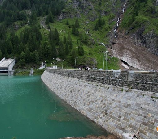 La diga all'alpe Cavalli e nel riquadro il sindaco di Antrona, Franco Borsotti