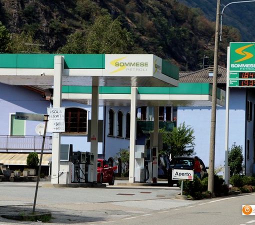 Benzina a 2,7 in autostrada. In Ossola e oltre confine resta sotto i 2 euro