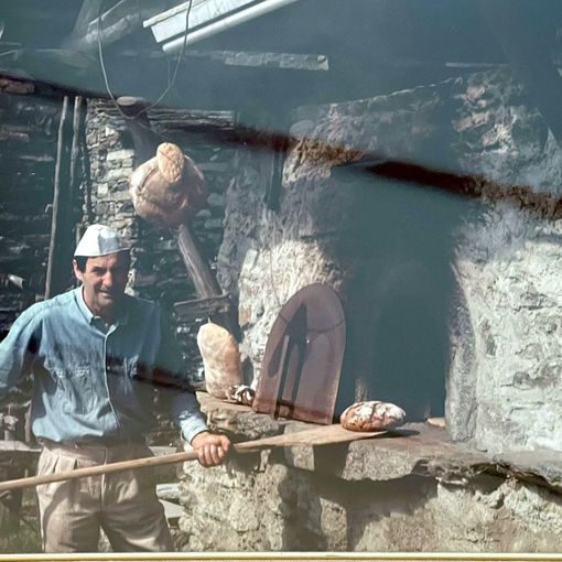 Gianni Donati al lavoro al forno antico di Tappia