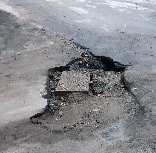 Strade dissestate con la posa della fibra