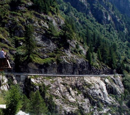 Foto: la strada statale che sale alla cascata