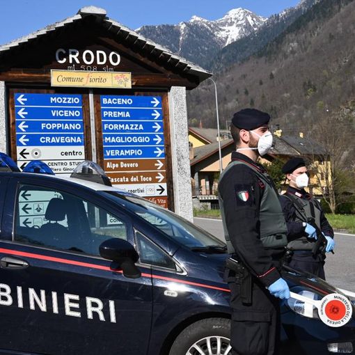 Insulta e minaccia un ausiliario della sosta, denunciato uno straniero 23enne