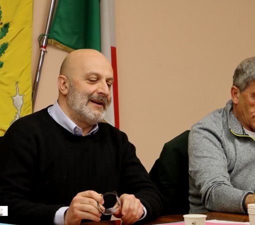 Foto: il sindaco Giorgio Ferroni, con in mano la pratica relativa alla cava Palissandro