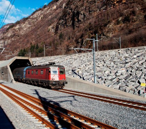 Gottardo, nella galleria di base tornano a circolare 90 treni merci