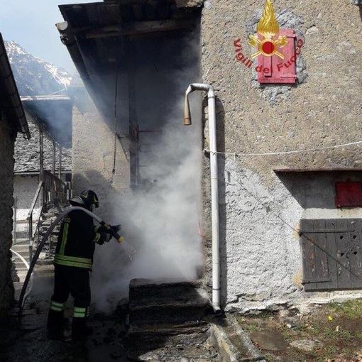 Incendio a Varzo nella frazione di Maulone