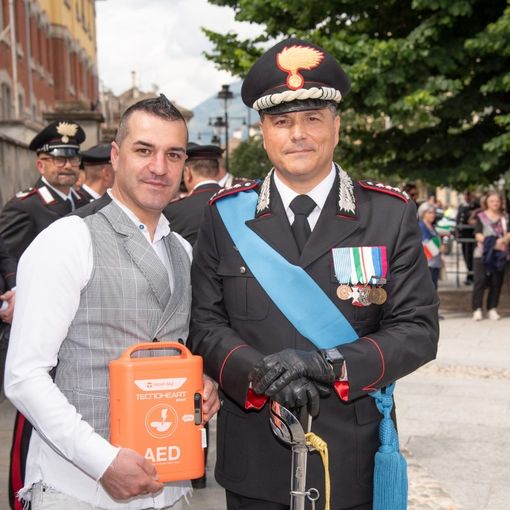Un defibrillatore di ultima generazione dal Cantante della Solidarietà al Comando dei carabinieri