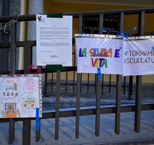 &quot;Fate tornare a scuola i nostri figli. Vogliamo risposte e più impegno da parte delle istituzioni&quot;
