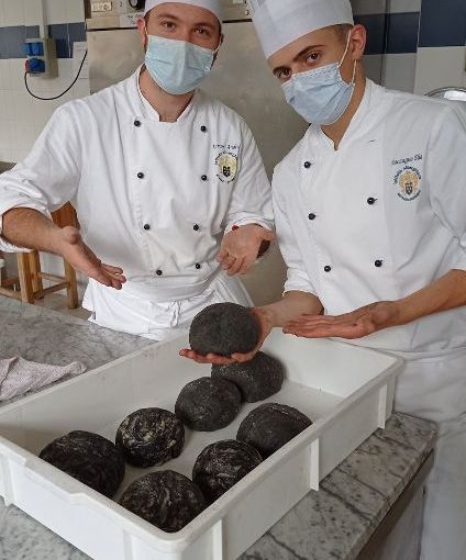 Orecchiette al nero di seppia con cime di rapa e crema al pecorino