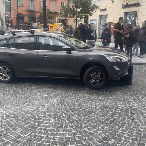 Auto finisce contro un tombino aperto in pieno centro a Domo