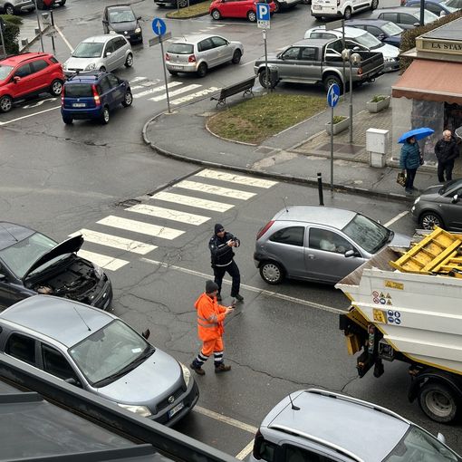 Scontro tra due auto di fronte all'ospedale FOTO