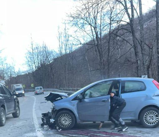 Schianto sulla 337 prima di Druogno: un'auto distrutta, ma nessuno è rimasto ferito