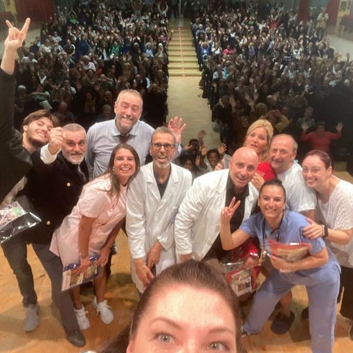 Tanti applausi per 'Gli allegri chirurghi'' in una serata di solidarietà