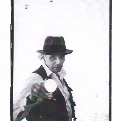 La foto di Joseph Beuys, ritratto da Michele Bonuomo, esposta da Sali &amp; Pistacchi