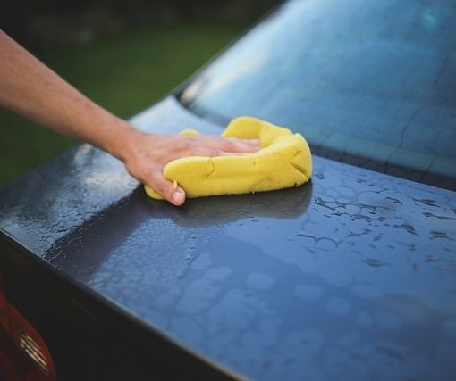 Più pulite senza acqua: le aziende preferiscono il lavaggio a secco per le proprie flotte
