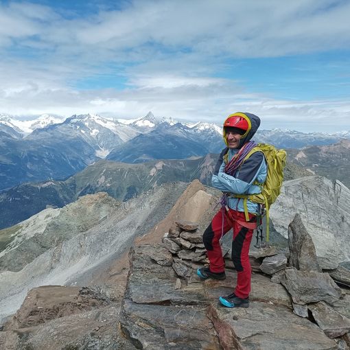 Fabrizio Manoni in vetta al Monte Cervandone (3230 m), la vetta più elevata della traversata
