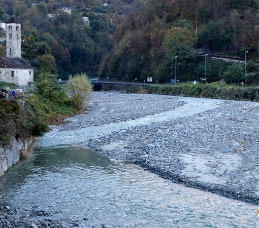 Foto: il tratto di Melezzo tra il ponte  e la passerella pedonale