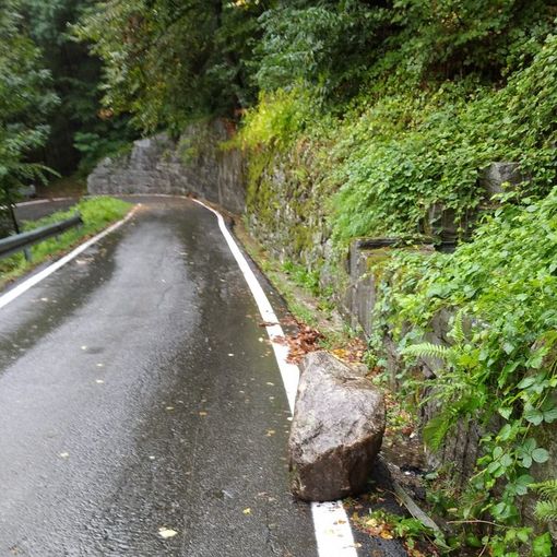 Maltempo, masso sulla strada per Anzino