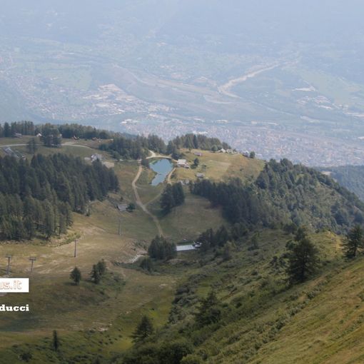 Nella foto: sulla destra l'antenna vista dalla croce di Moncucco