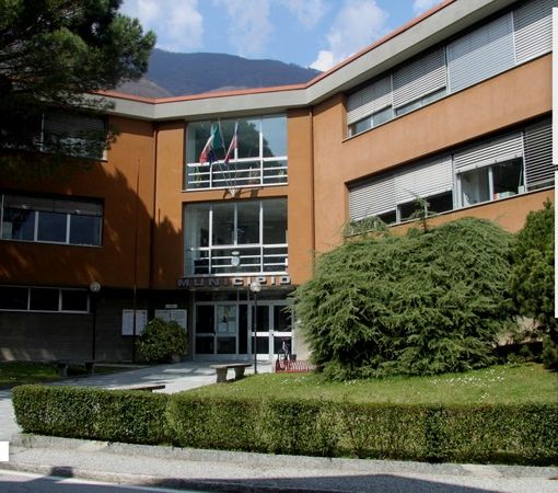 Il municipio di Villadossola, nei riquadri l'assessore Stefano Cittadino, i consiglieri Massimo Gervasoni e Mauro Ferrari