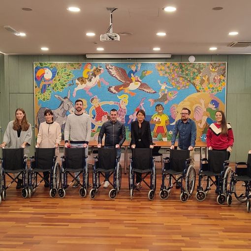 Dal Cantante della Solidarietà 10 carrozzine per l'Unione Genitori Italiani contro il tumore dei bambini